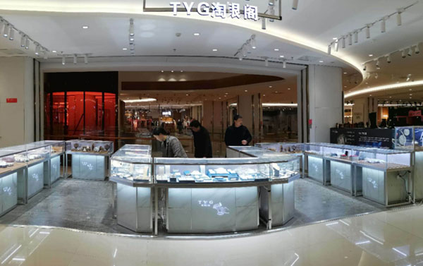 人們在對珠寶展出的時候為什么喜歡用玻璃展柜？